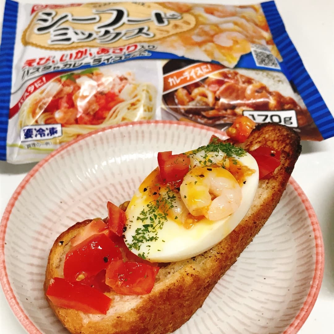 シーフードと半熟卵のサラダの完成写真