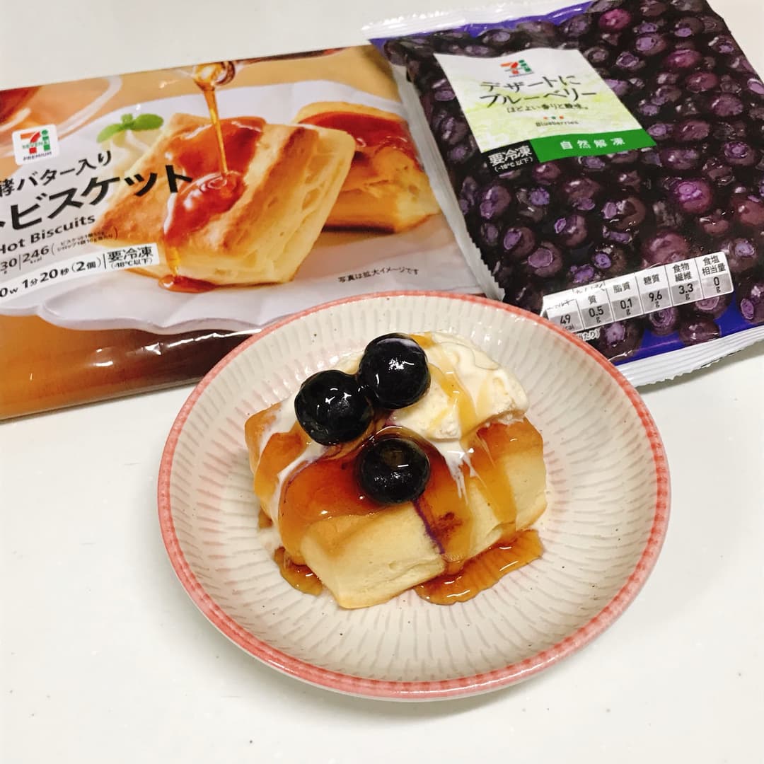 ホットビスケットとブルーベリーのデザートの完成写真