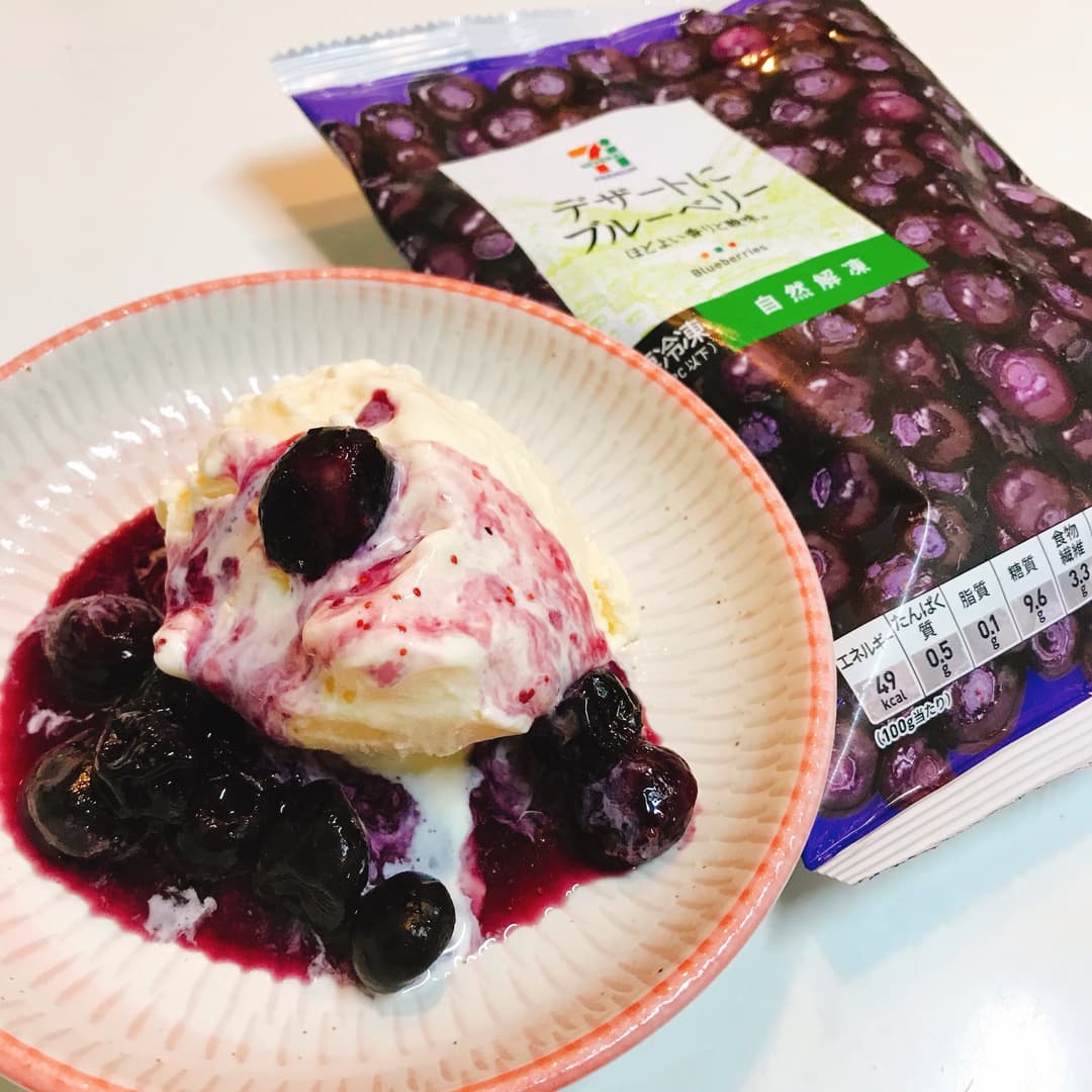 バニラアイスのハニーブルーベリーソースがけの完成写真