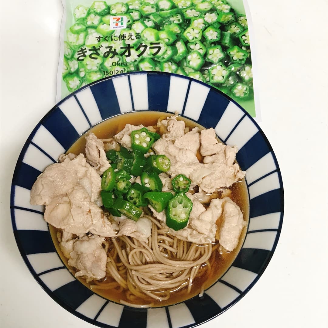 豚オクラのかけ蕎麦の完成写真