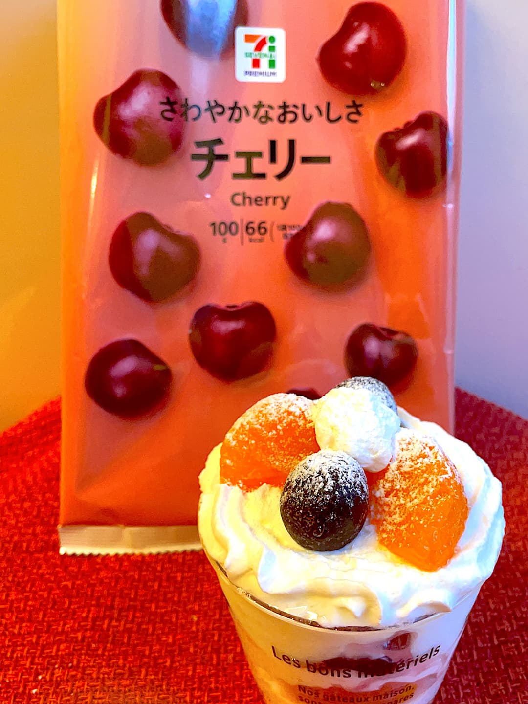 ヨーグルトホイップのチェリーパフェの完成写真