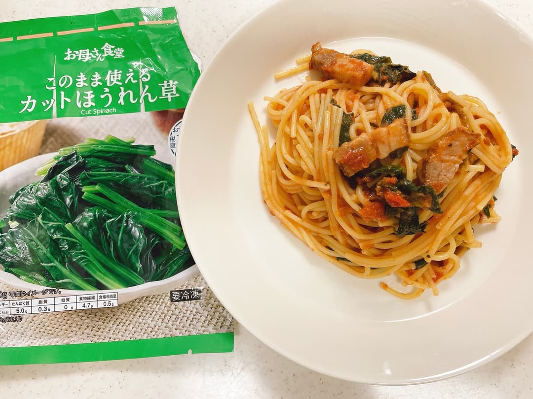 ほうれん草とベーコンのトマトパスタの完成写真
