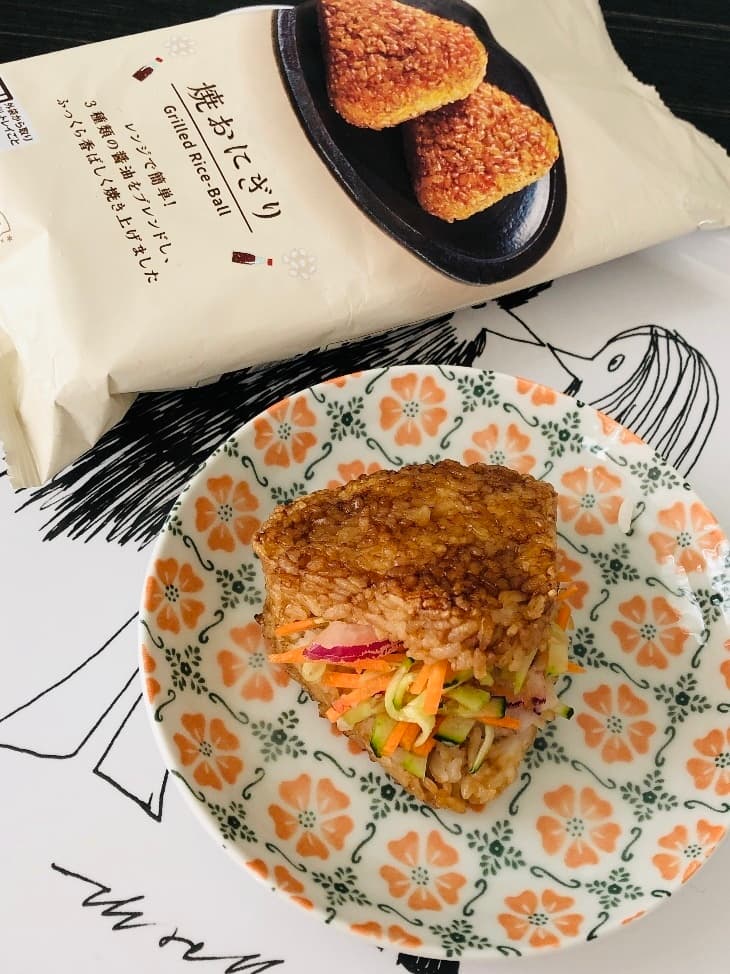 エスニックなサラダの焼きおにぎりバーガーの完成写真