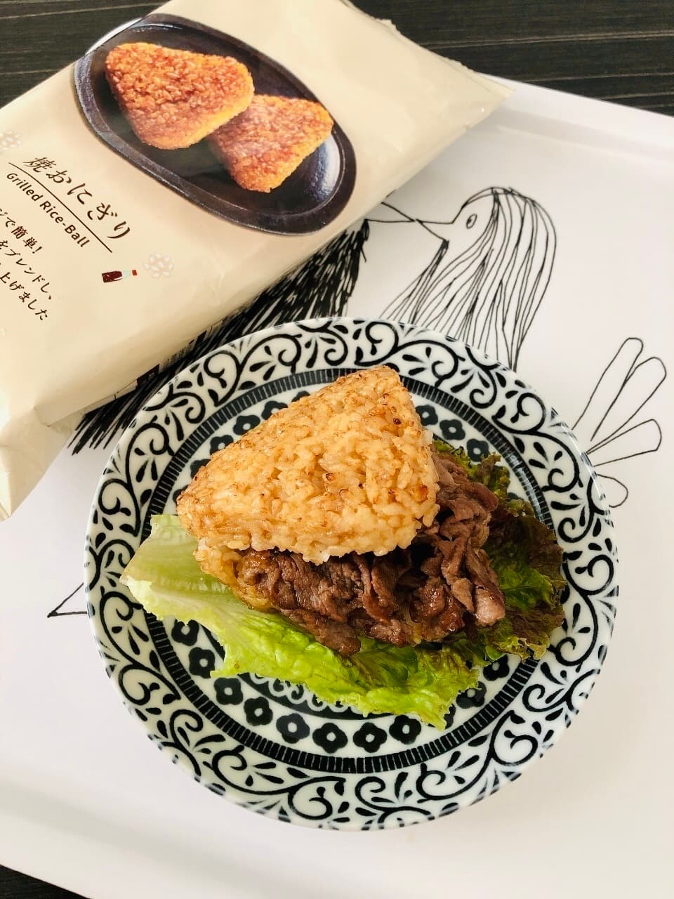 牛肉の焼きおにぎりバーガーの完成写真