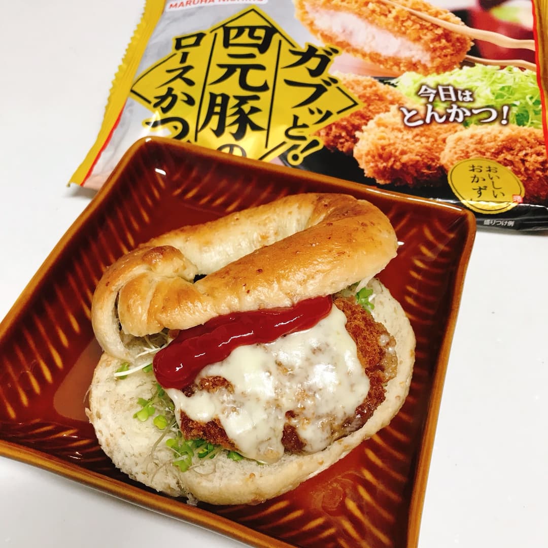 四元豚チーズロースかつのベーグルサンドの完成写真