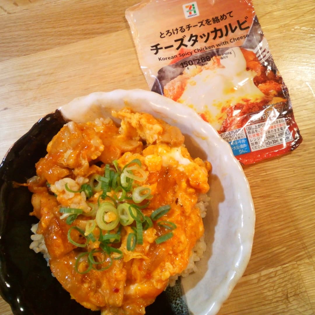 出汁を効かせたチーズタッカルビ丼の完成写真
