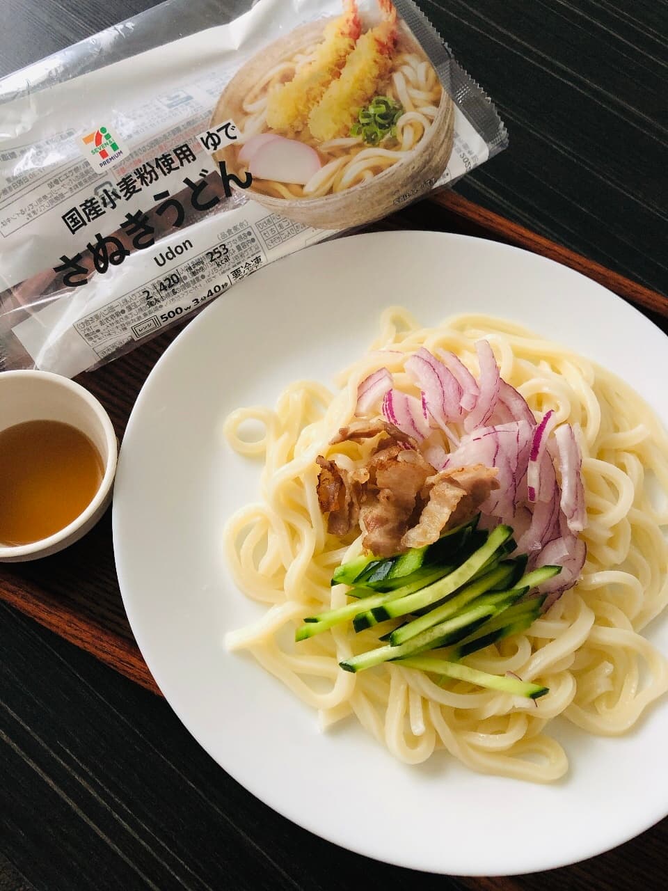 カリカリ豚バラのエスニックぶっかけうどんの完成写真