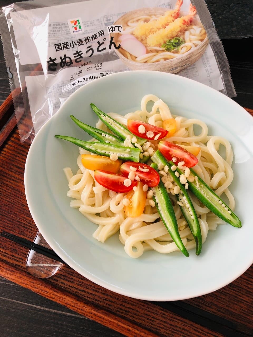 オクラとミニトマトの彩りぶっかけうどんの完成写真