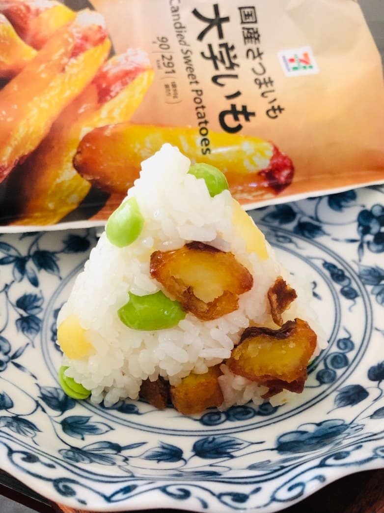 大学芋と枝豆のおにぎりの完成写真