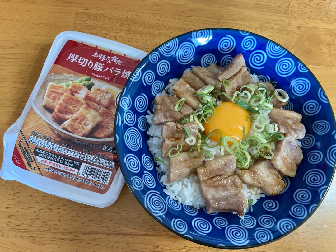 厚切り豚バラ丼の完成写真