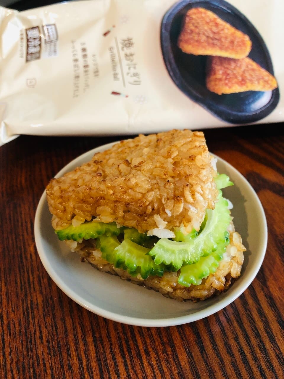 ゴーヤを挟んだ焼きおにぎりの完成写真