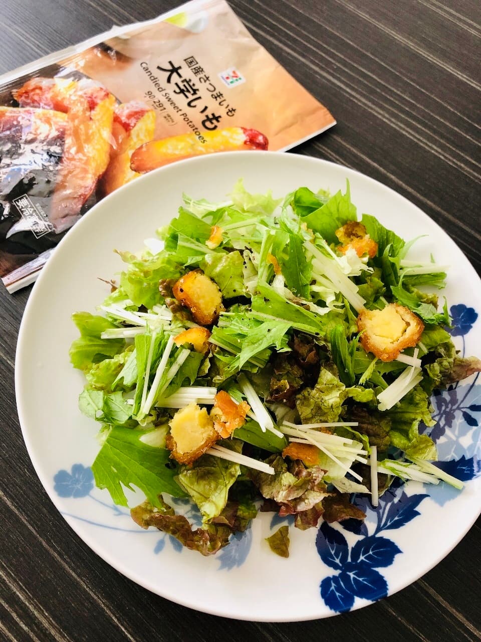 レタスと水菜と大学芋のサラダの完成写真