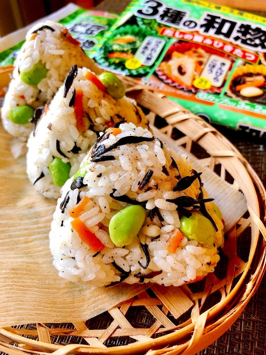 枝豆とひじきのもち麦にぎりの完成写真