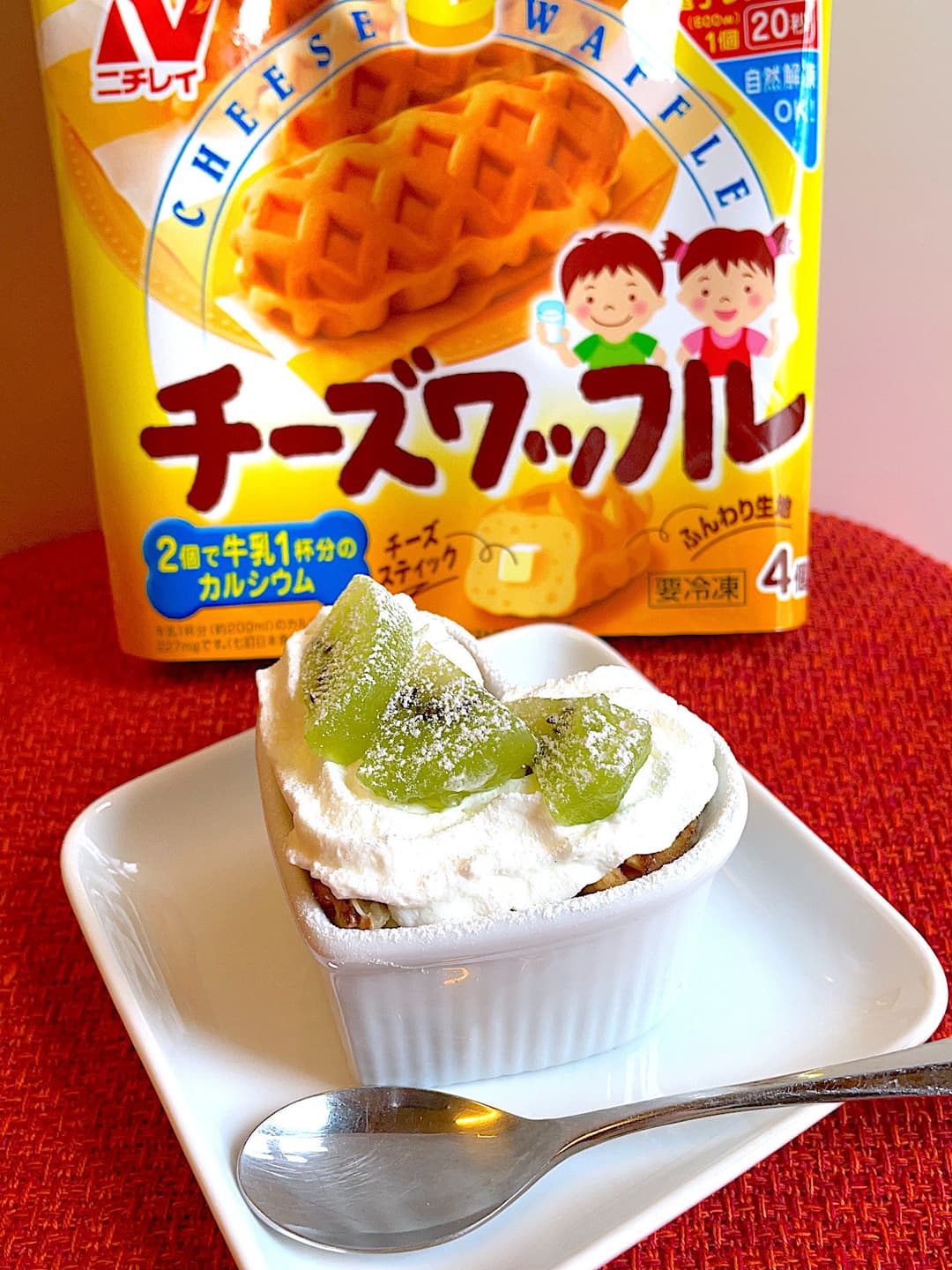 チーズワッフルのキウイパフェの完成写真