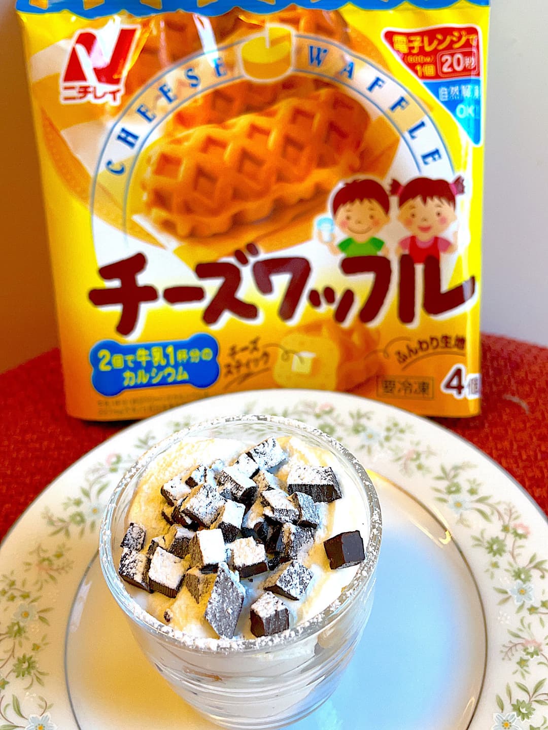 高カカオチョコレートのチーズワッフルパフェの完成写真
