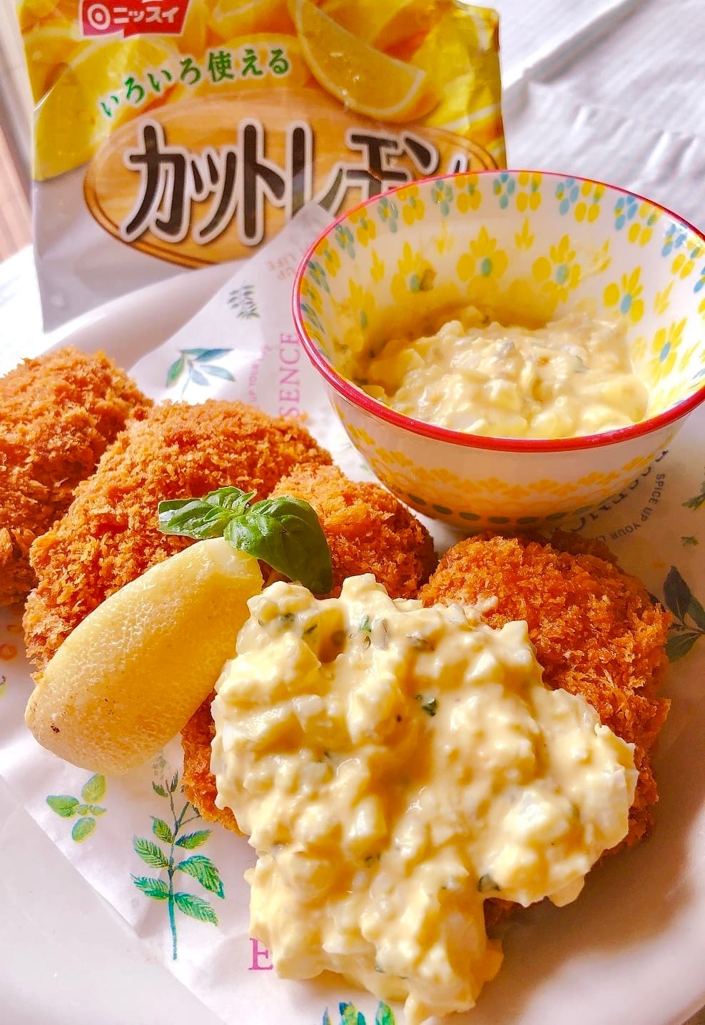 サーモンフライのレモンタルタルソースがけの完成写真