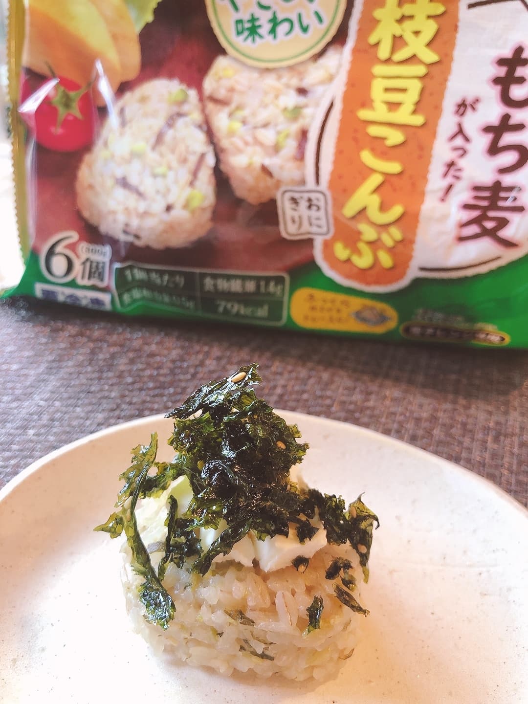 もち麦おにぎりのクリチ&韓国海苔のせの完成写真