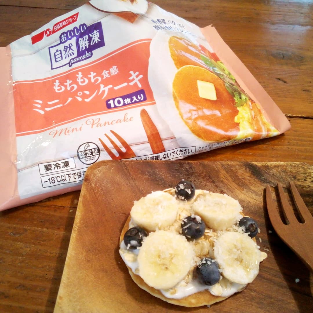 バナナとブルーベリーのオートミールパンケーキ朝食の完成写真