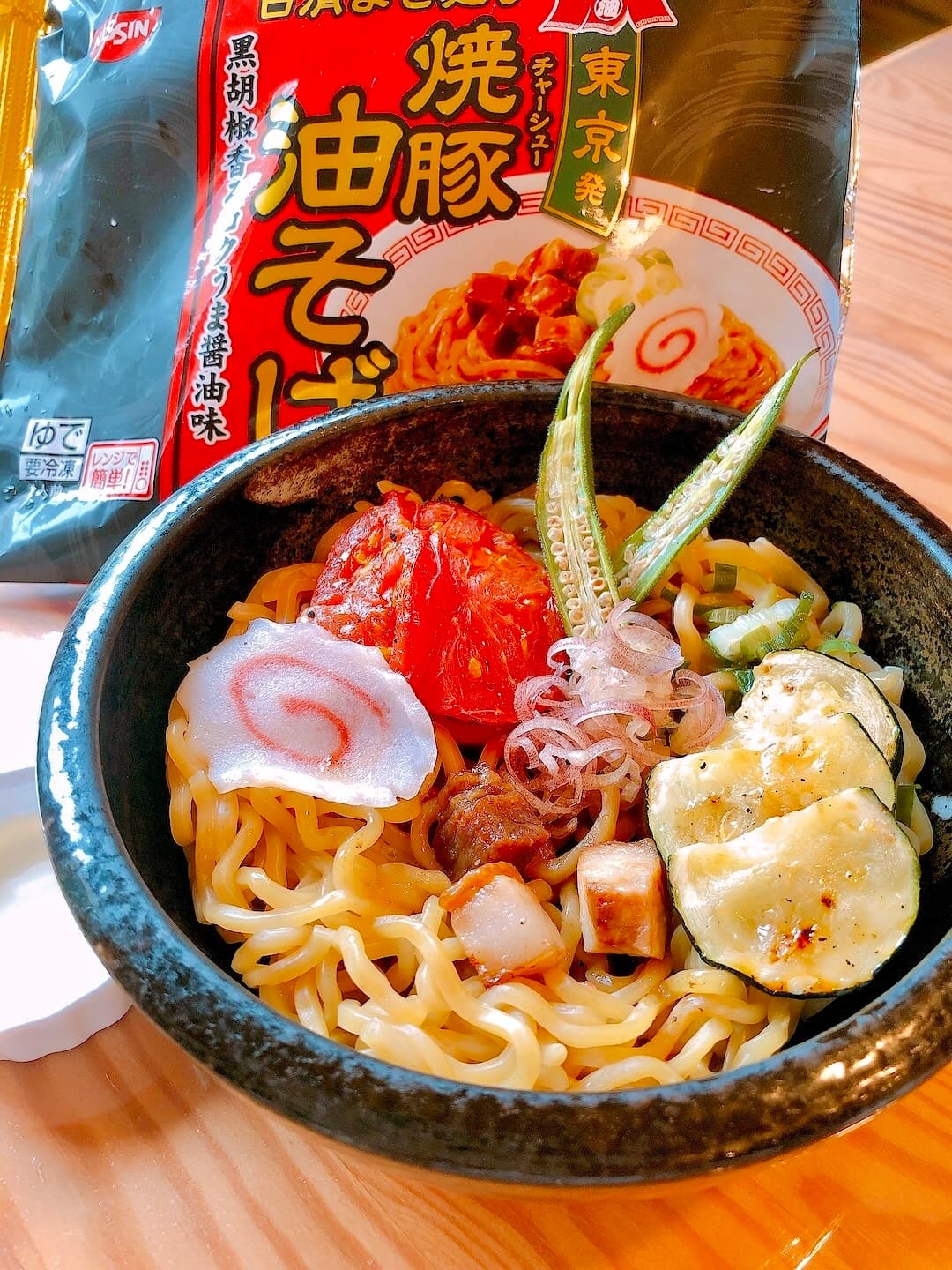 夏野菜グリルのせ油そばの完成写真