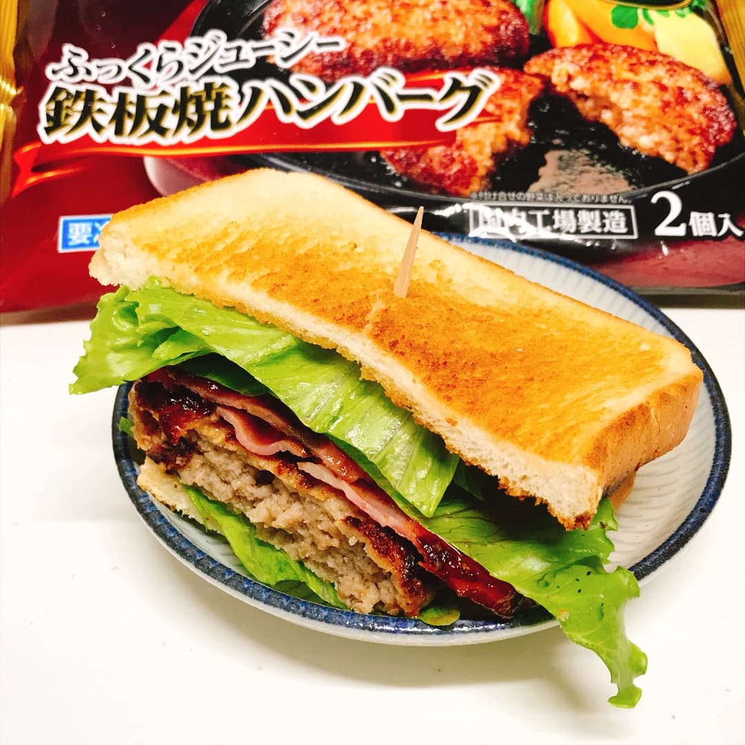 鉄板焼ハンバーグのベーコンレタスサンドの完成写真