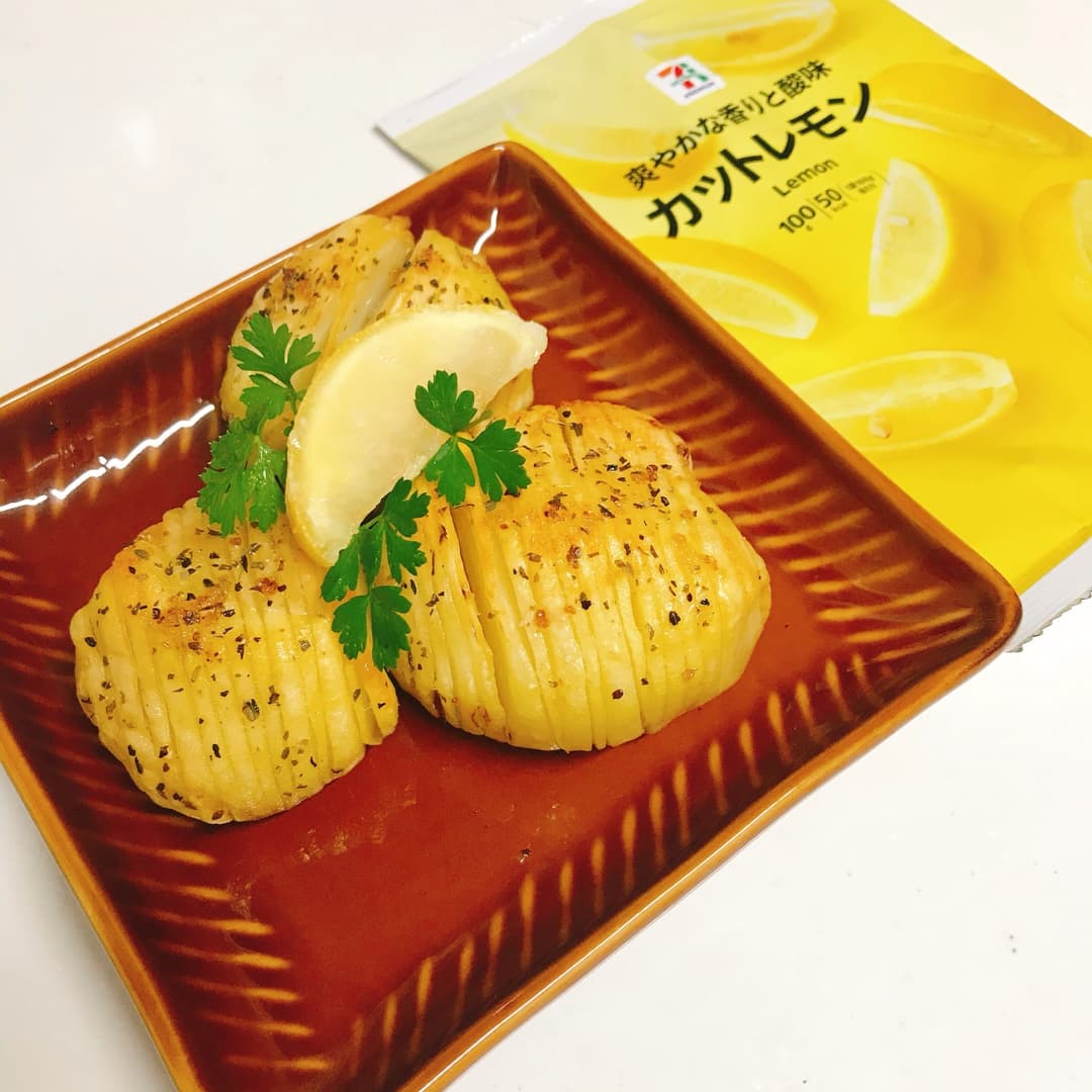 カットレモンのハッセルバックポテトの完成写真
