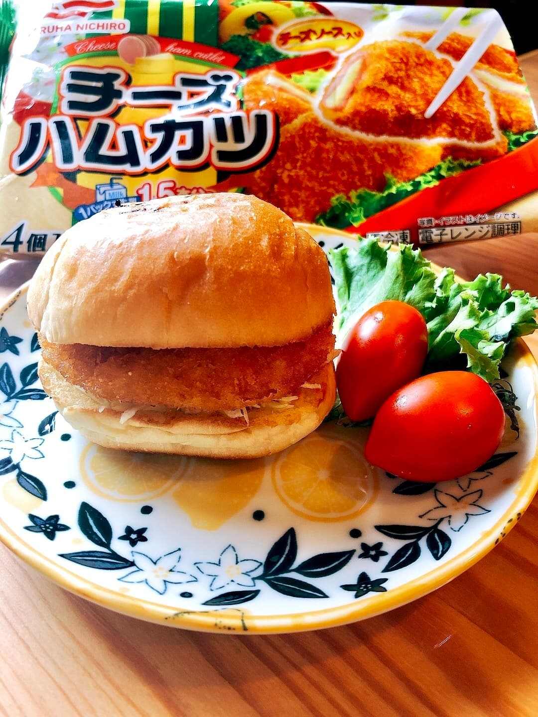 カレー味のチーズハムカツバーガーの完成写真