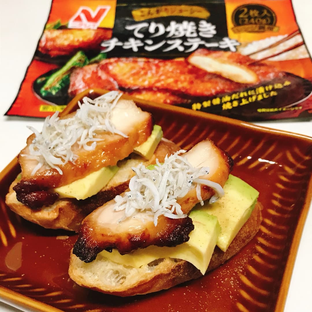 チキンとアボカドのオープンサンドの完成写真