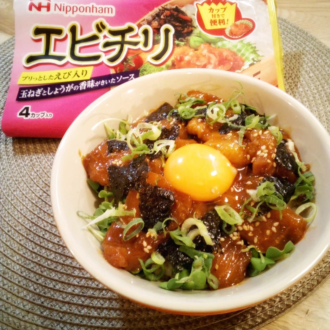 エビチリソースでサーモンユッケ丼の完成写真