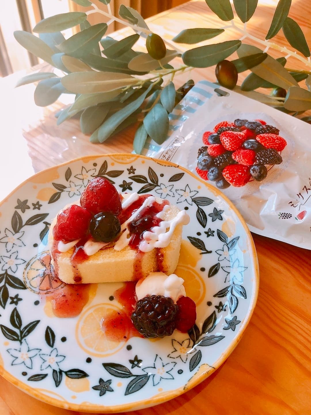 ミックスベリーのせロールケーキの完成写真