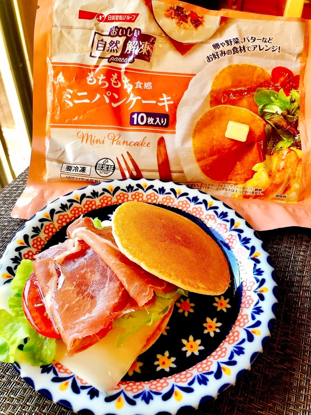 生ハムとチーズのパンケーキシロップがけの完成写真