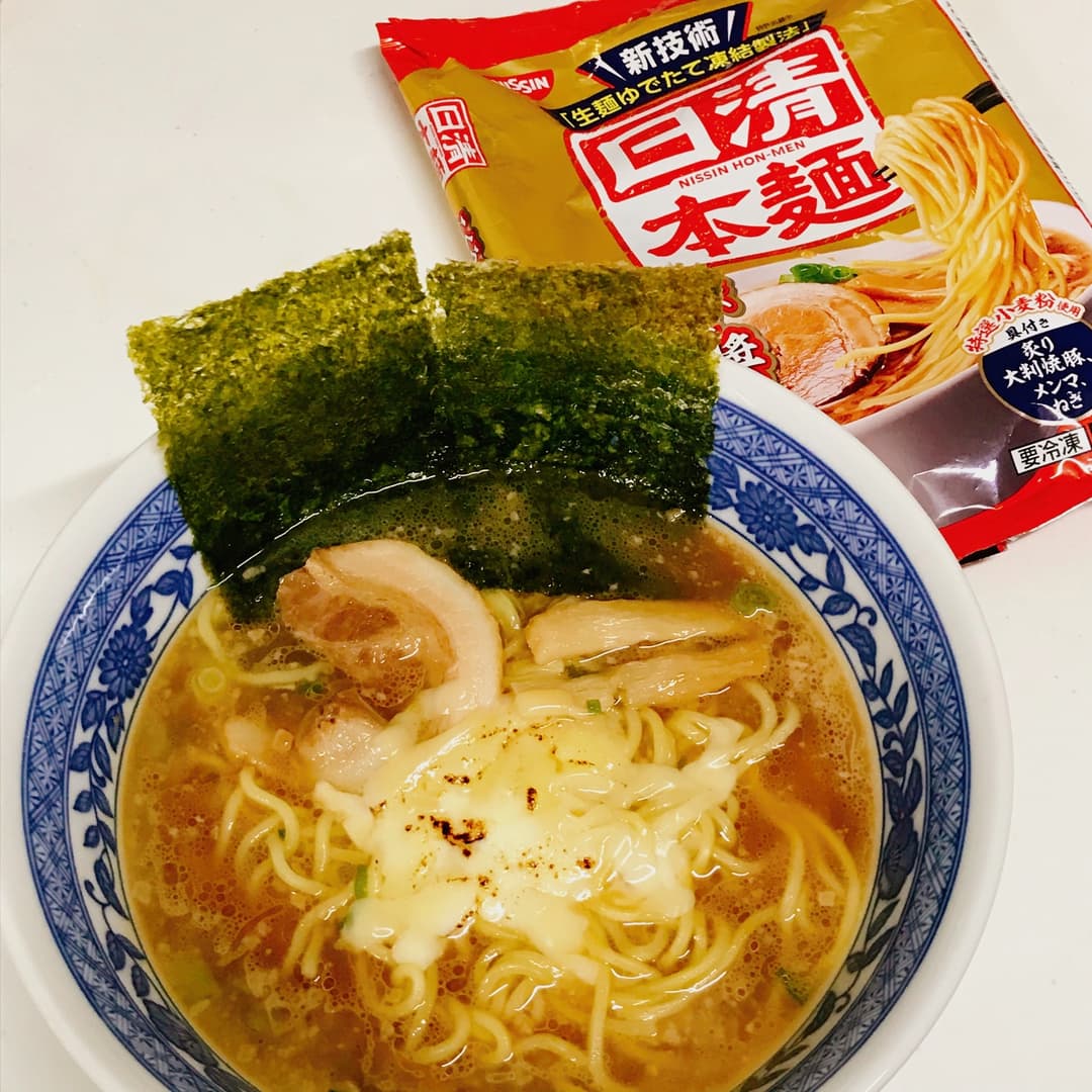 日清本麺焦がしチーズのこくうま醤油ラーメンの完成写真
