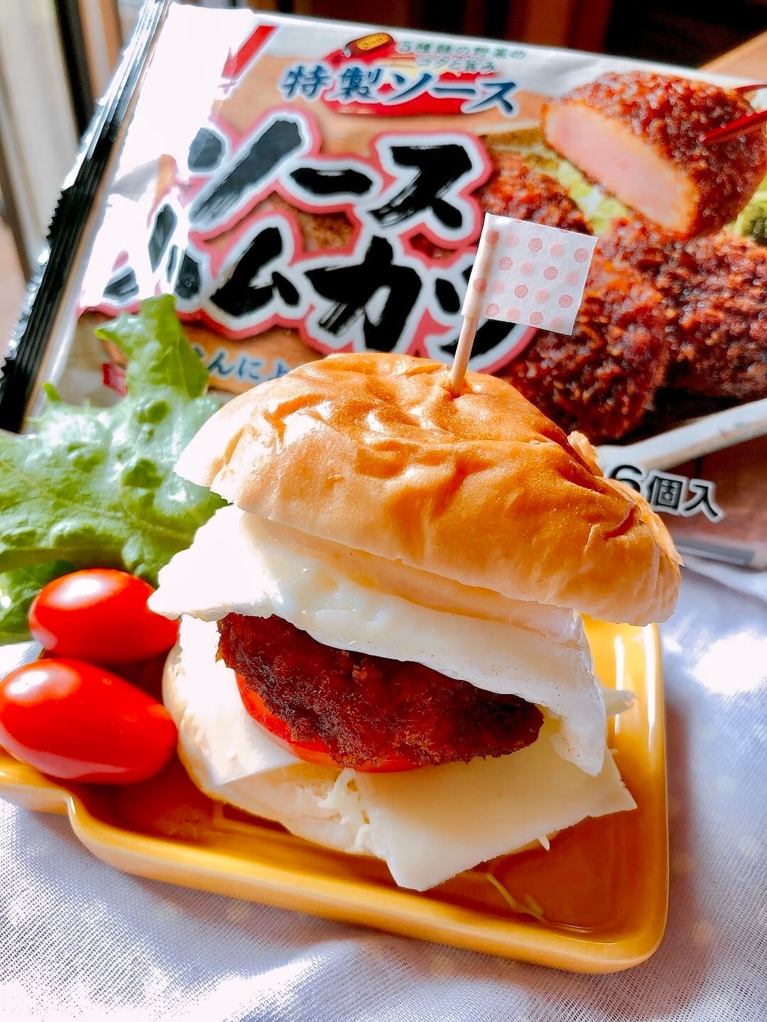 ロールパンでハムカツバーガーの完成写真