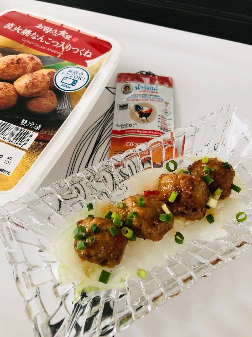 スイートチリソースでつくねと玉ねぎのサラダの完成写真