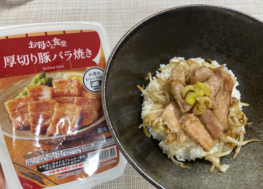 もやしたっぷり豚バラ焼き丼の完成写真