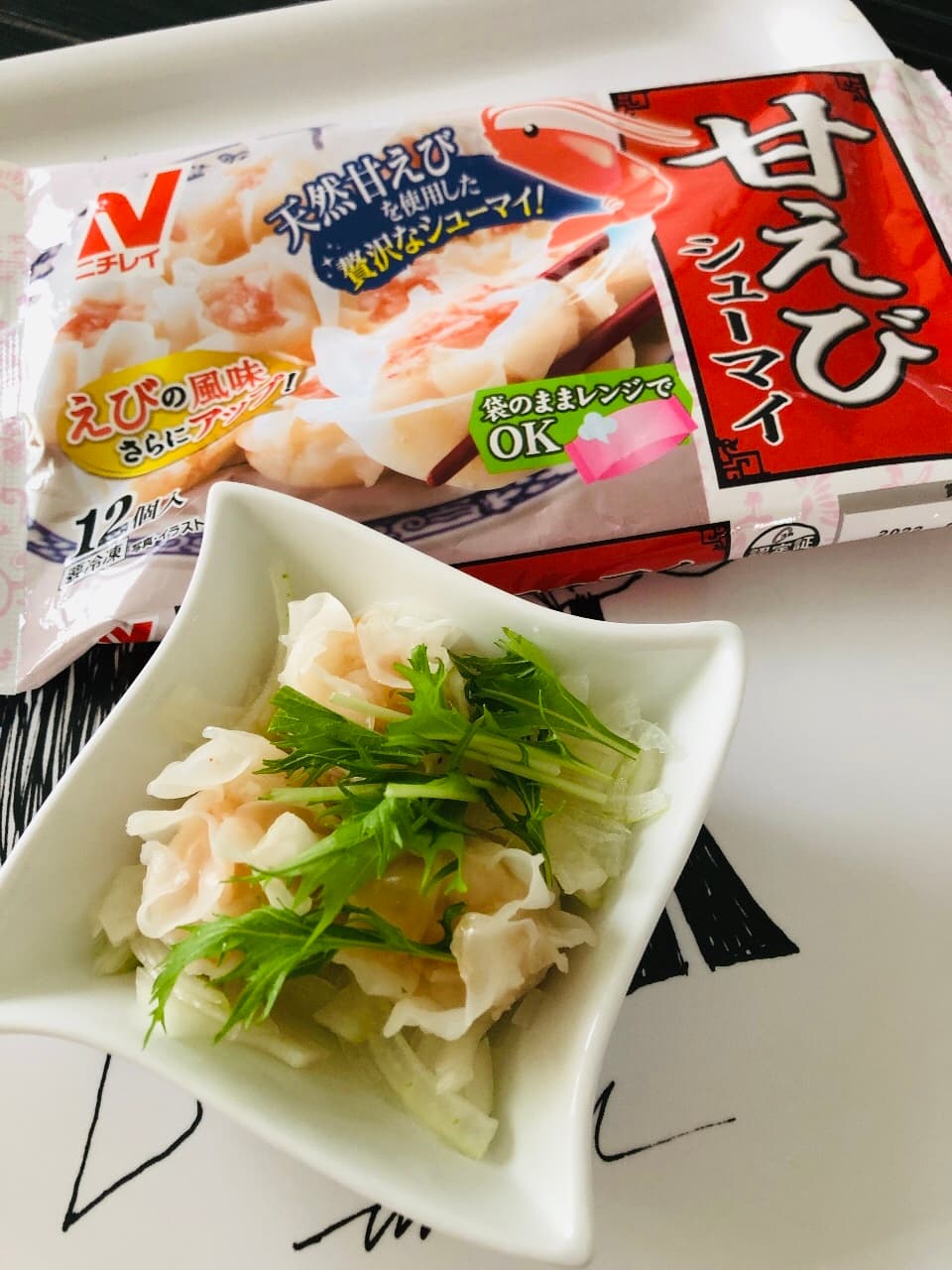 甘えびシューマイと玉ねぎのナンプラーサラダの完成写真