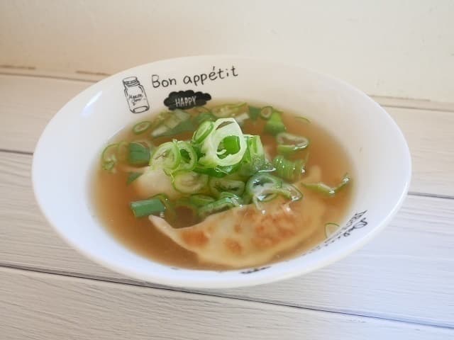 生姜風味豊かな餃子スープがけの完成写真