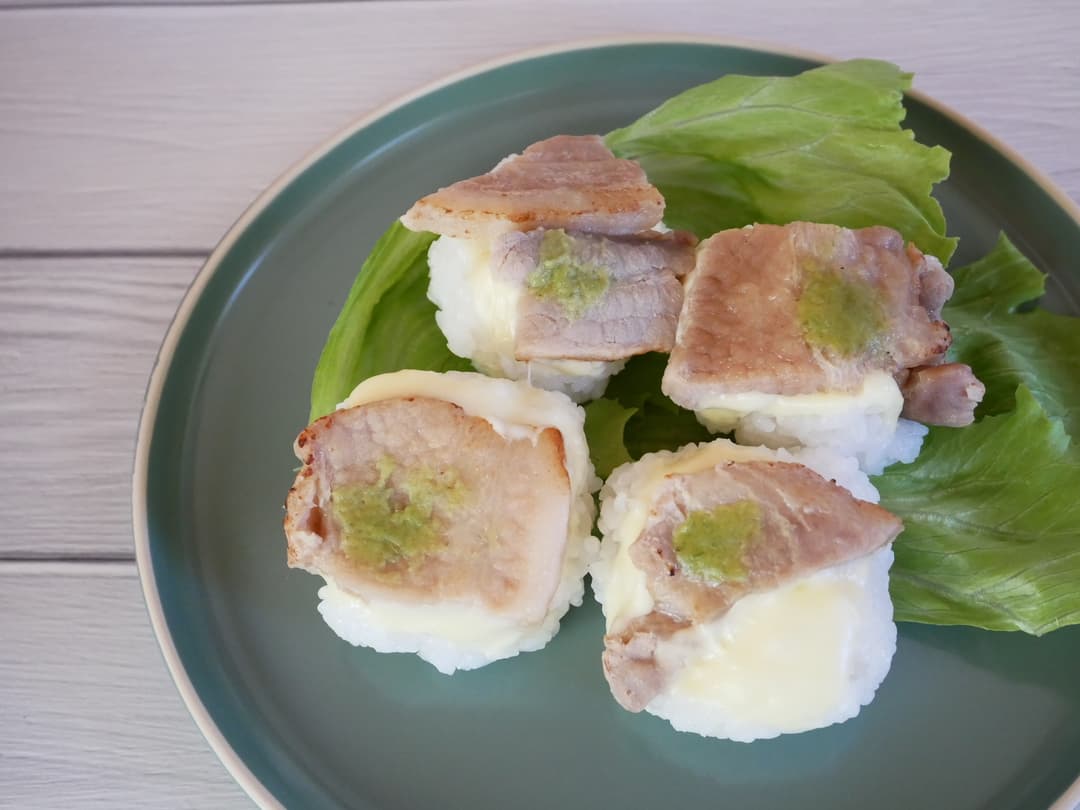 肉巻きおにぎり風わさびのせの完成写真