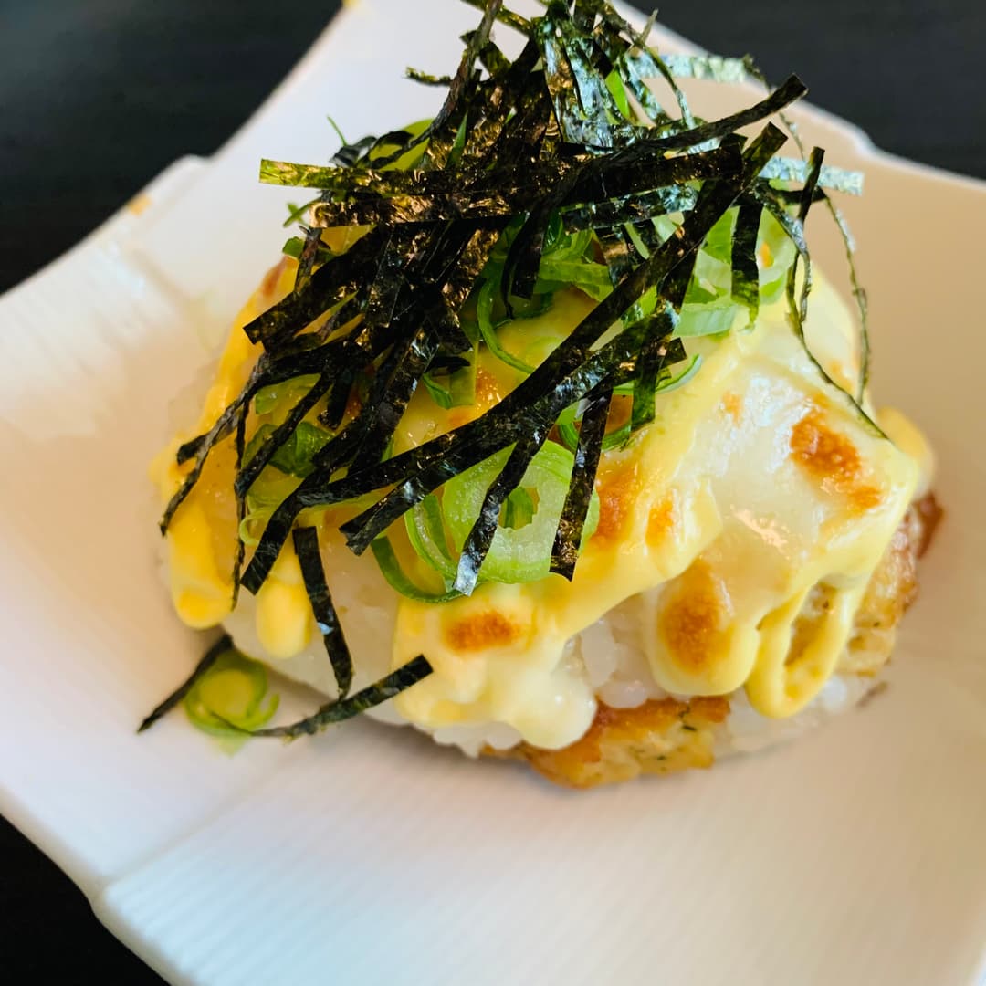 大葉味噌のチーズマヨ焼きおにぎりの完成写真
