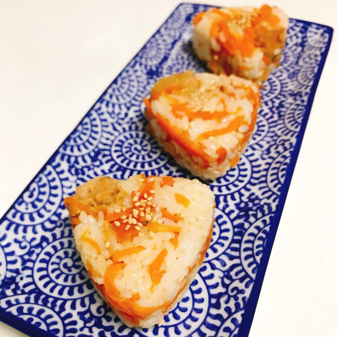 大豆ミートからあげとにんじんのおにぎりの完成写真