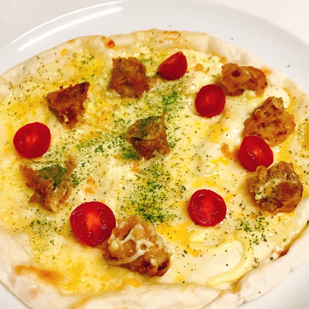 大豆ミートからあげのチーズピザの完成写真