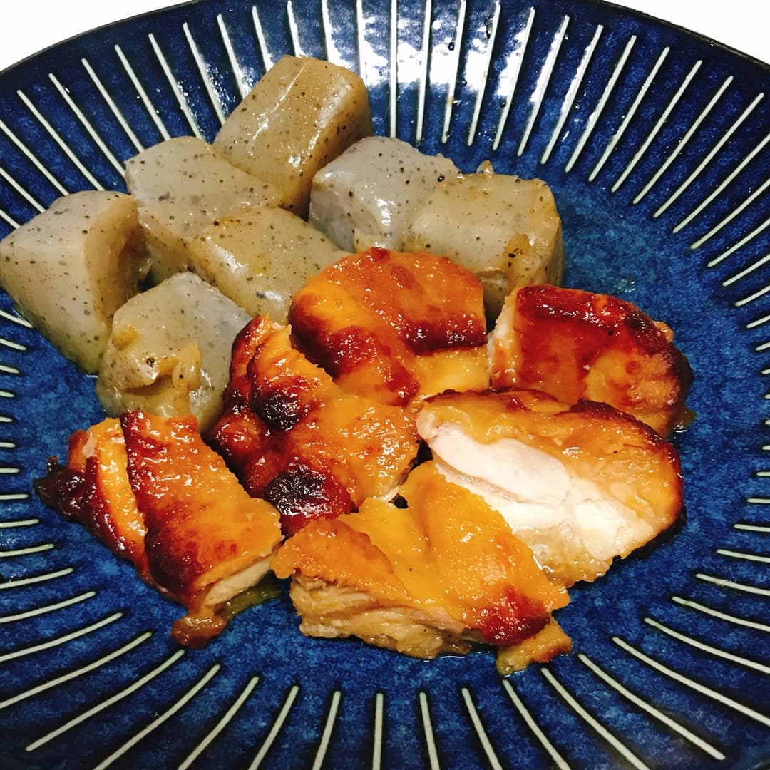 てり焼きチキンとこんにゃくの煮物の完成写真