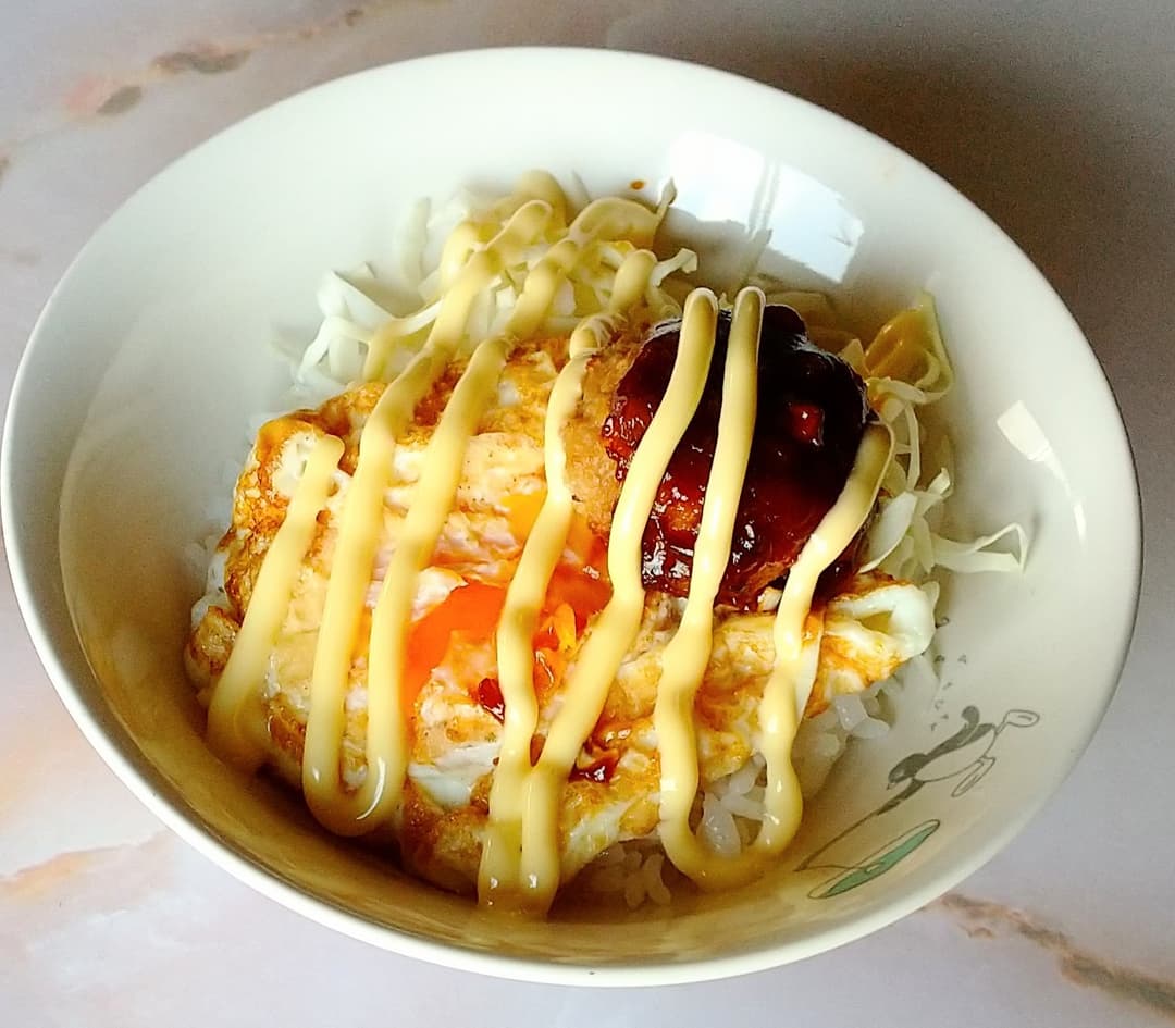 デミたまハンバーグのミニロコモコ丼の完成写真