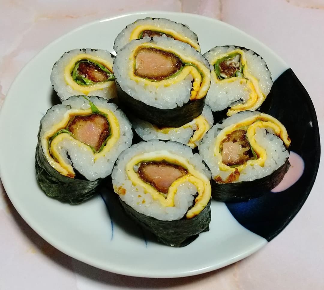 ソースハムカツの巻き寿司の完成写真