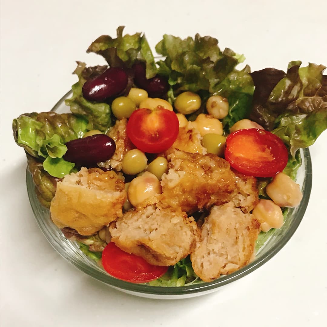 大豆ミートからあげと豆の美人サラダの完成写真