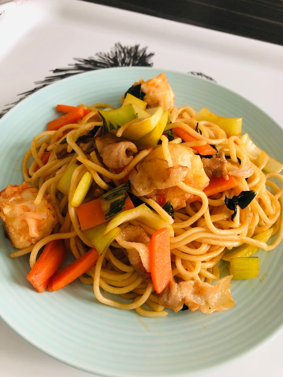 甘えびシューマイと青梗菜の中華チリ焼きそばの完成写真