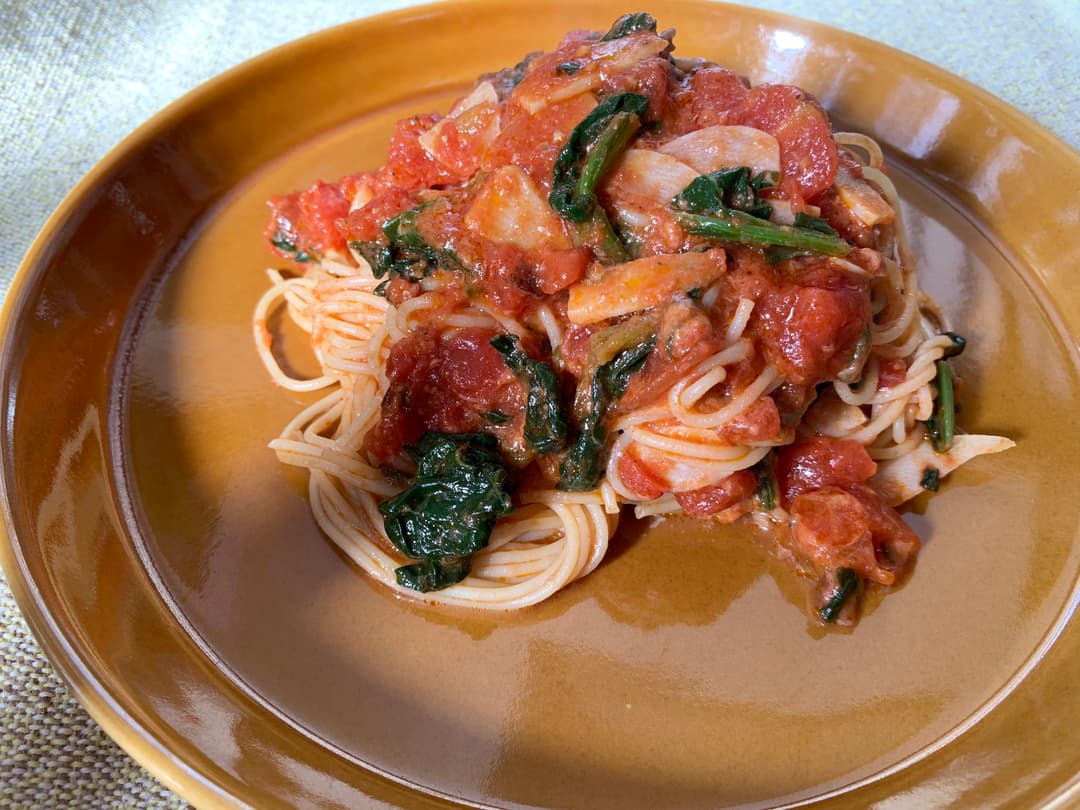 ほうれん草とチーズのトマトパスタの完成写真