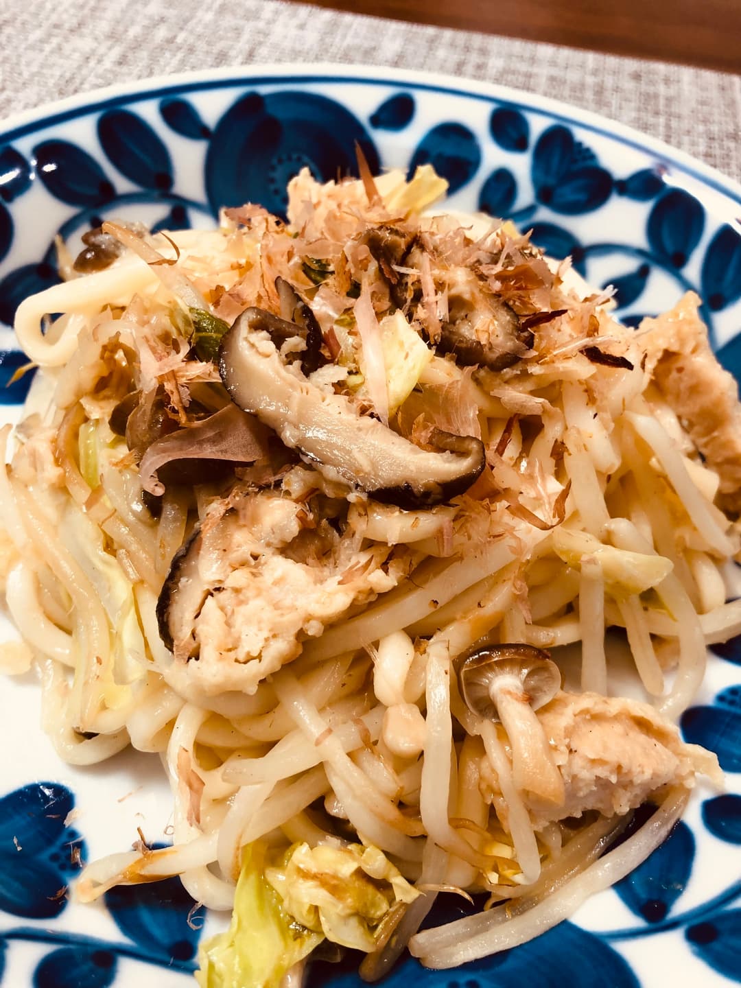 出汁たっぷり肉しいたけの焼きうどんの完成写真