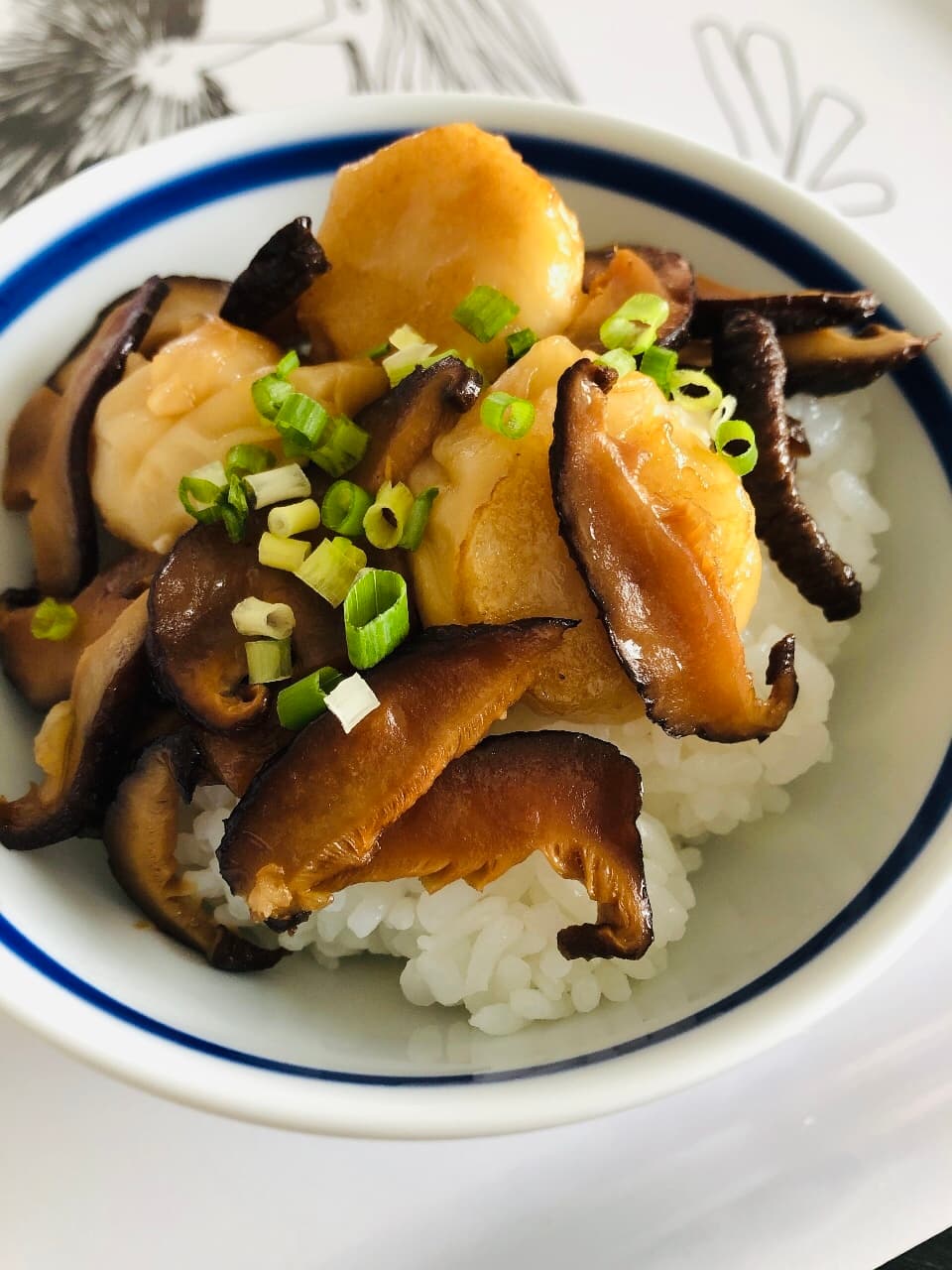 甘えびシューマイと干し椎茸の甘辛丼の完成写真