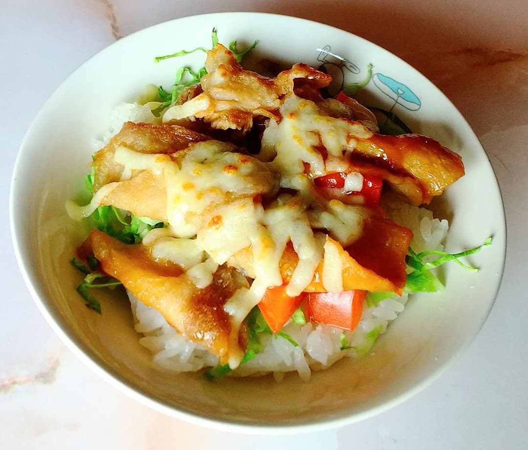 直火焼豚ロース生姜焼き丼の完成写真