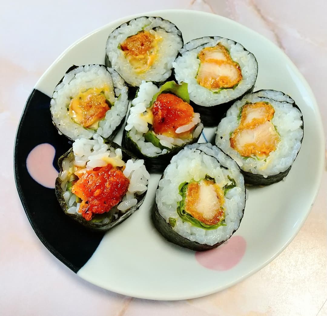 旨辛チキンの巻き寿司の完成写真
